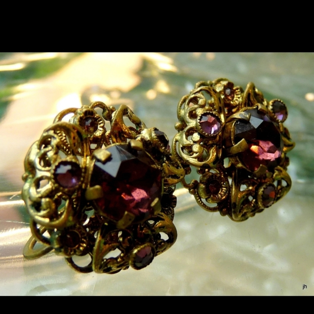 BEAUTIFUL VTG SIGNED CZECH BRASS FILIGREE PURPLE GLASS RHINESTONE EARRINGS! - Picture 2 of 8